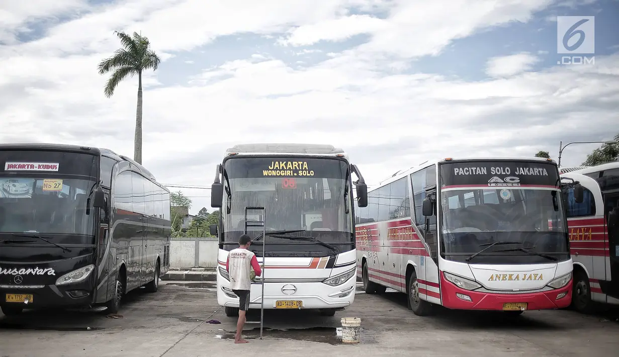 Seorang pekerja mencuci bus di Terminal terpadu tipe A Pondok Cabe di Pamulang, Tangerang Selatan, Senin (31/12). Mulai 31 Desember ,  terminal yang memiliki luas keseluruhan mencapai 25.995 m2 tersebut resmi beroperasi. (Liputan6.com/Faizal Fanani)