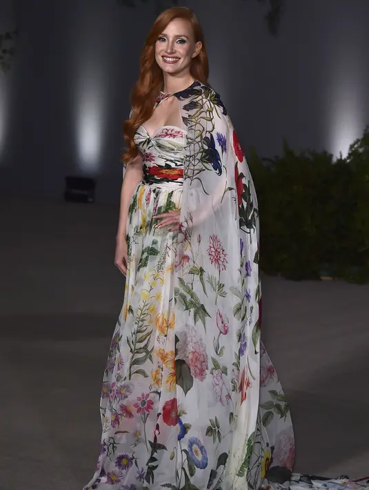 Jessica Chastain saat tiba di acara tahunan kedua Academy Museum di Academy Museum of Motion Pictures di Los Angeles, Amerika Serikat, Sabtu (15/10/2022). Kakinya yang kencang mengintip melalui dua celah setinggi paha dalam nomor yang menghentikan pertunjukan saat dia berjalan di karpet merah. (Jordan Strauss/Invision/AP)