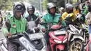 Pengemudi ojek online atau daring saat menunggu calon penumpang di Jakarta, Kamis (3/7/2025). (Liputan6.com/Angga Yuniar)
