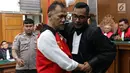 Terdakwa Tio Pakusadewo memeluk kuasa hukumnya usai menjalani sidang putusan kasus kepemilikan narkoba di Pengadilan Negeri (PN) Jakarta Selatan, Selasa (24/7). (Liputan6.com/Immanuel Antonius)