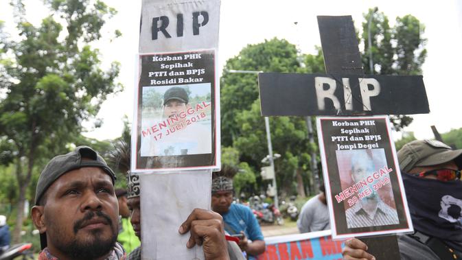 Massa membawa atribut salib dalam unjuk rasa di depan Kedubes AS, Jakarta, Kamis (27/12). Mereka menuntut Dubes AS Joseph R. Donovan Jr bertanggungjawab atas dugaan pelanggaran HAM yang dilakukan oleh PT Freeport Indonesia. (Liputan6.com/Angga Yuniar)