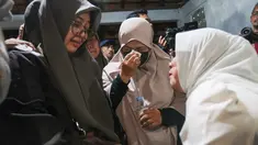 Tangis keluarga pecah saat mendengar keputusan penghentian operasi pencarian lima jurnalis dan tiga kru kapal Arupadhatu 1 di Posko SAR Nasional Carita, Pandeglang, Banten, Kamis (17/9/2026). Operasi SAR dihentikan setelah pencarian selama sepuluh hari belum menemukan tanda keberadaan delapan orang tersebut. (KLY/Budy Santoso)