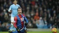 Pemain Crystal Palace,  Marouane Chamakh terjatuh di kotak penalty Manchester City pada lanjutan liga premier Inggris di Stadion Etihad, Manchester, Sabtu (16/1/2016). (AFP Photo/Oli Scarff)