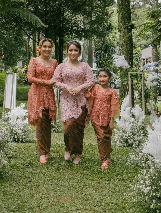 Netizen beramai-ramai mengucapkan selamat kepada Syifa dan Nanda. Tak sedikit pula yang mendoakan agar Ayu Ting Ting cepat menyusul sang adik.  (Instagram/brideseries).