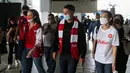 Mantan pemain sepak bola asal Inggris Michael Owen saat tiba di Bandara Soekarno Hatta, Tangerang, Banten, Selasa (20/8/2022). Owen dijadwalkan akan mengikuti serangkaian agenda dengan rekan media, fans, serta komunitas di Jakarta pada 20-21 Agustus 2022. (Liputan6.com/Johan Tallo)