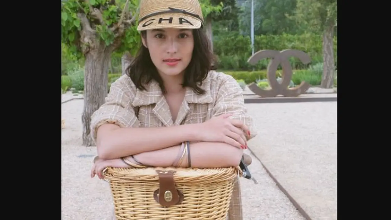Harga Topi Chelsea Islan Saat Mengelilingi Kebun Bunga Bikin Melongo