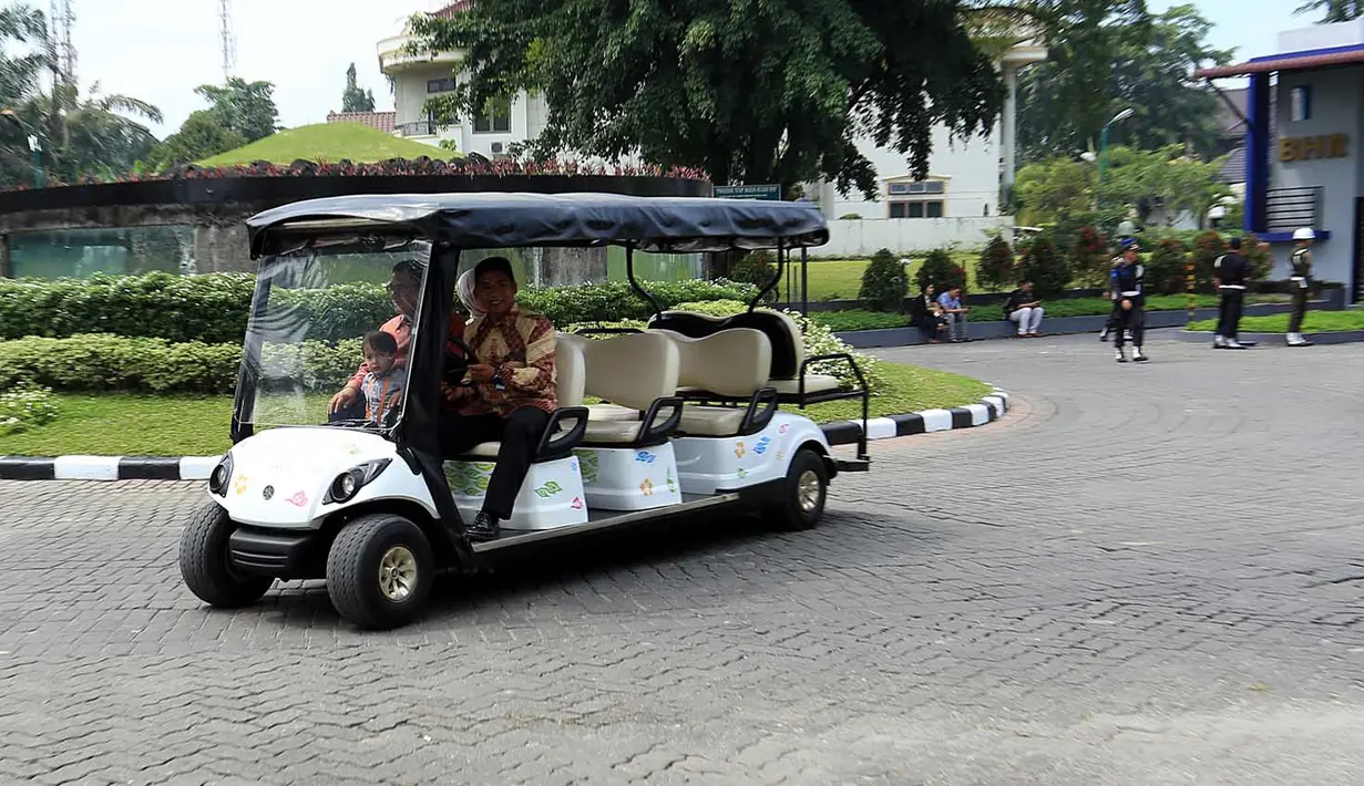 Para tamu undangan akan berhenti pada tempat parkir yang telah disediakan panitia. Setelah itu, tamu akan berhenti di salah satu lokasi untuk keduri dan diantar dengan menggunakan mobil golf ke tempat acara. (Deki Prayoga/Bintang.com)