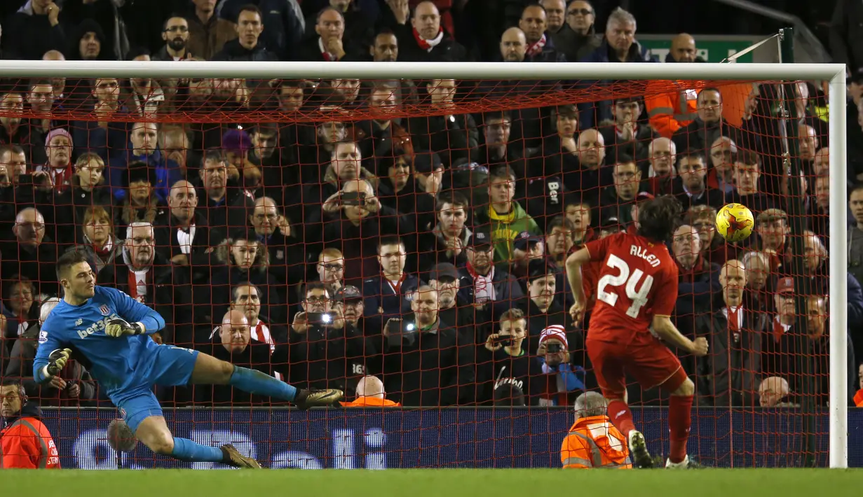 Pemain Liverpool, Joe Allen, sukses mencetak gol penetu kemenangan atas Stoke City dalam adu penalti di leg kedua semifinal Piala Liga Inggris di Stadion Anfield, Liverpool, Rabu (26/1/2016) dini hari WIB. (Reuters/Phil Noble)