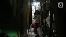 Hasil riset tersebut juga menunjukkan bahwa dari sekitar 2,78 juta rumah tangga yang ada di Jakarta, sebanyak 63 persen atau sekitar 1,77 juta rumah tangga belum memiliki rumah sendiri atau belum memiliki rumah yang sehat dan layak huni. (Liputan6.com/Herman Zakharia)