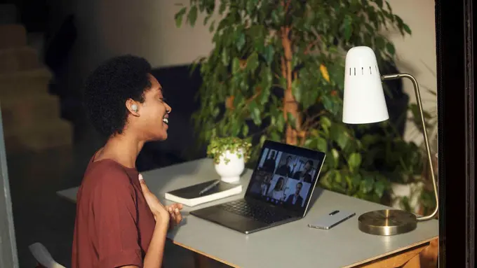 Bekerja dari Rumah Jadi Lebih Maksimal dengan Headphone Nirkabel Peredam Bising