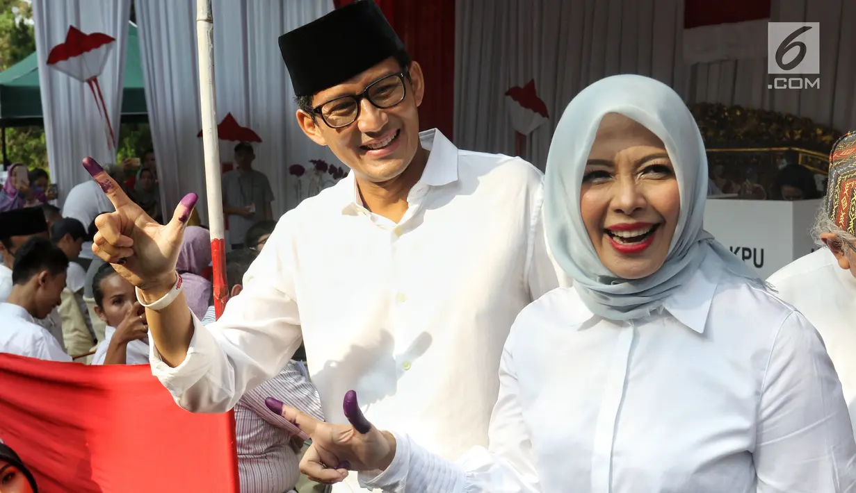Calon Wakil Presiden nomor urut 02 Sandiaga Uno bersama istri Nur Asia Uno menunjukkan jarinya yang sudah dicelup tinta usai melakukan pencoblosan di TPS 002 Selong, Kebayoran Baru, Jakarta Selatan, Rabu (17/4). Sandiaga Uno menggunakan hak pilihnya dalam Pemilu 2019. (Liputan6.com/Johan Tallo)