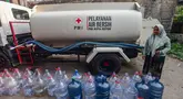 Warga menunggu pendistribusian air bersih yang dilakukan Palang Merah Indonesia (PMI) di RW 08. Cipayung Jaya, Kota Depok, Jawa Barat, Jumat (14/07/2026).