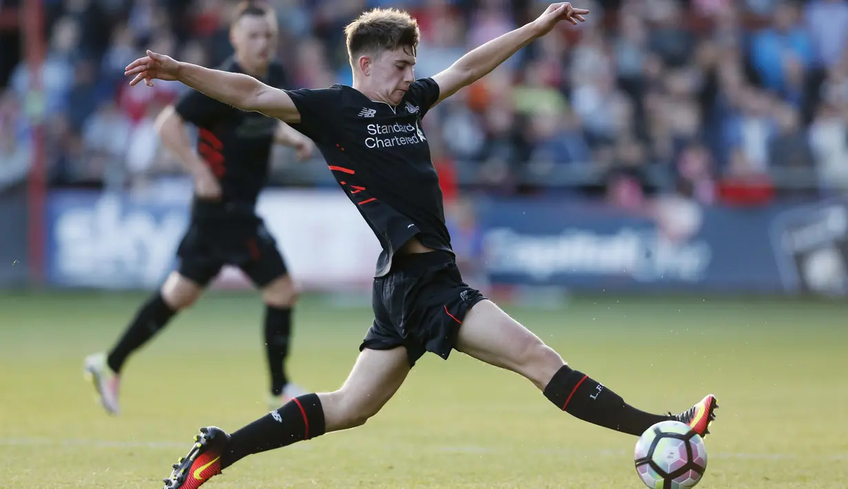 Pemain Liverpool, Ben Woodburn mengontrol bola saat timnya melawan Fleetwood Town pada laga uji coba di Stadion Highbury, (13/7/2016). (Action Images via Reuters/Ed Sykes)