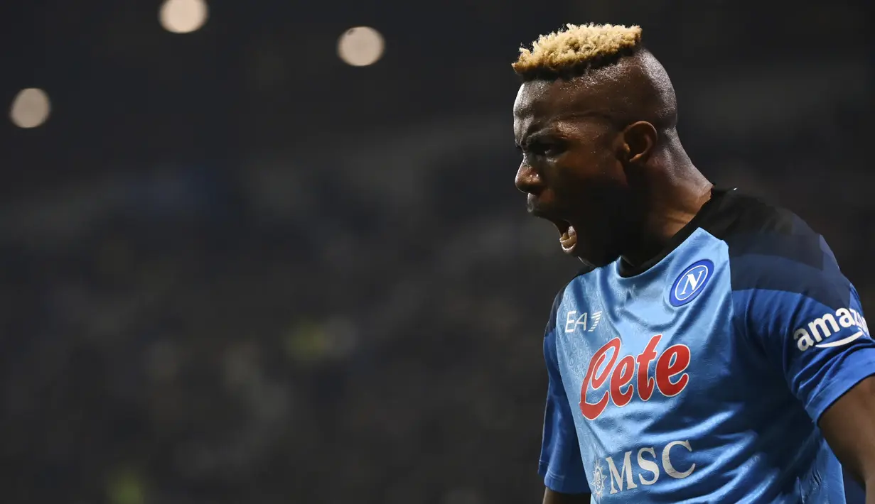 <p>Penyerang Napoli, Victor Osimhen melakukan selebrasi setelah mencetak gol ke gawang Sassuolo pada pertandigan lanjutan Liga Serie A Italia di Stadion Mapei di Reggio Emilia, Italia, Sabtu (17/2/2023). Berkat kemenangan ini, Napoli semakin kokoh di puncak klasemen Liga Italia dengan 62 poin dari 23 laga. (Massimo Paolone/LaPresse via AP)</p>