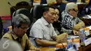 Moeldoko (kedua kiri) menjadi pembicara saat diskusi "Operasi Militer Selain Perang", Jakarta, Senin (12/10/2015). Moeldoko menjelaskan, OMSP merupakan bagian dari penguatan doktrin sistem pertahanan semesta (sishanta). (Liputan6.com/Johan Tallo)