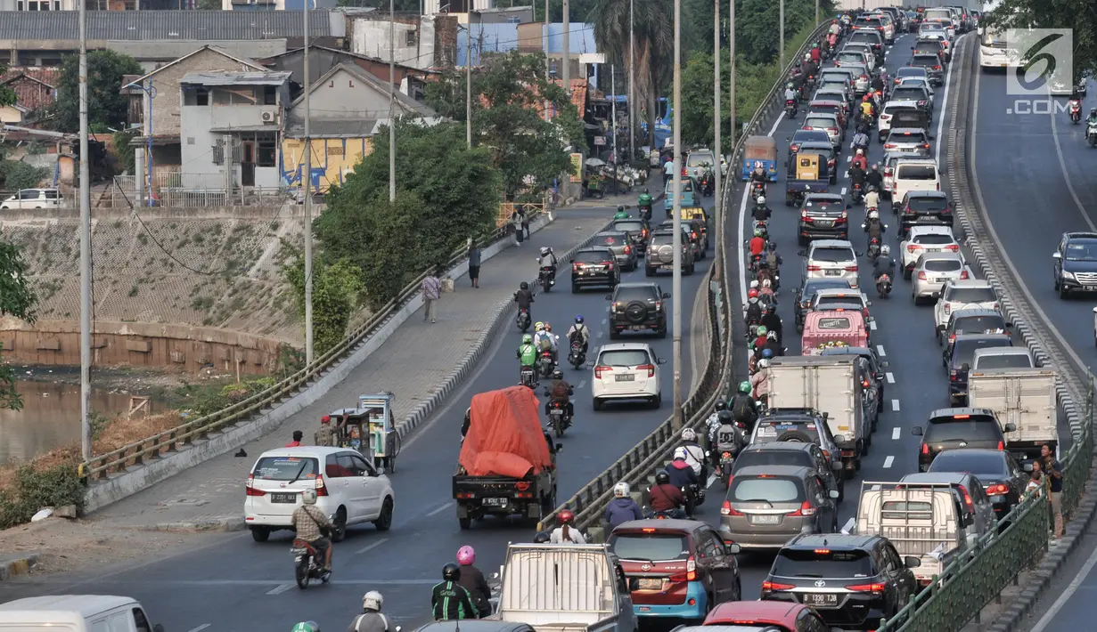 Kendaraan bermotor terjebak kemacetan di Jalan KH. Abdullah Syafei, Jakarta, Senin (9/9/2019). Perluasan wilayah ganjil genap yang berlaku hari ini membuat pengendara beralih ke ruas jalan alternatif sehingga jumlah kendaraan meningkat dan menyebabkan kemacetan panjang. (merdeka.com/Iqbal Nugroho)