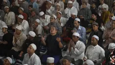 Ribuan jemaah dari berbagai wilayah di Indonesia berdoa usai melakukan salat tarawih di Jalan Pahlawan, Bogor, Jawa Barat, Kamis (20/3/2025). (merdeka.com/Arie Basuki)