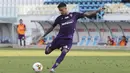 Gelandang Fiorentina,Erick Pulgar menendang bola saat bertanding melawan SPAL pada pertandingan lanjutan Liga Serie A Italia di stadion Paolo Mazza di Ferrara, Italia, Minggu (2/8/2020). Fiorentina menang telak 3-1 atas SPAL. (Filippo Rubin/Lapresse via AP)