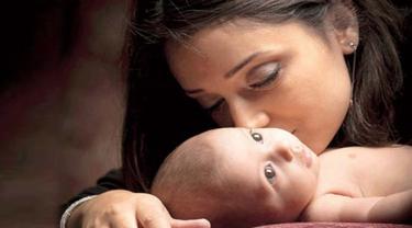 Foto Ibu Dan Bayi Ini Dijamin Sanggup Bikin Hatimu Meleleh Lifestyle Fimela Com