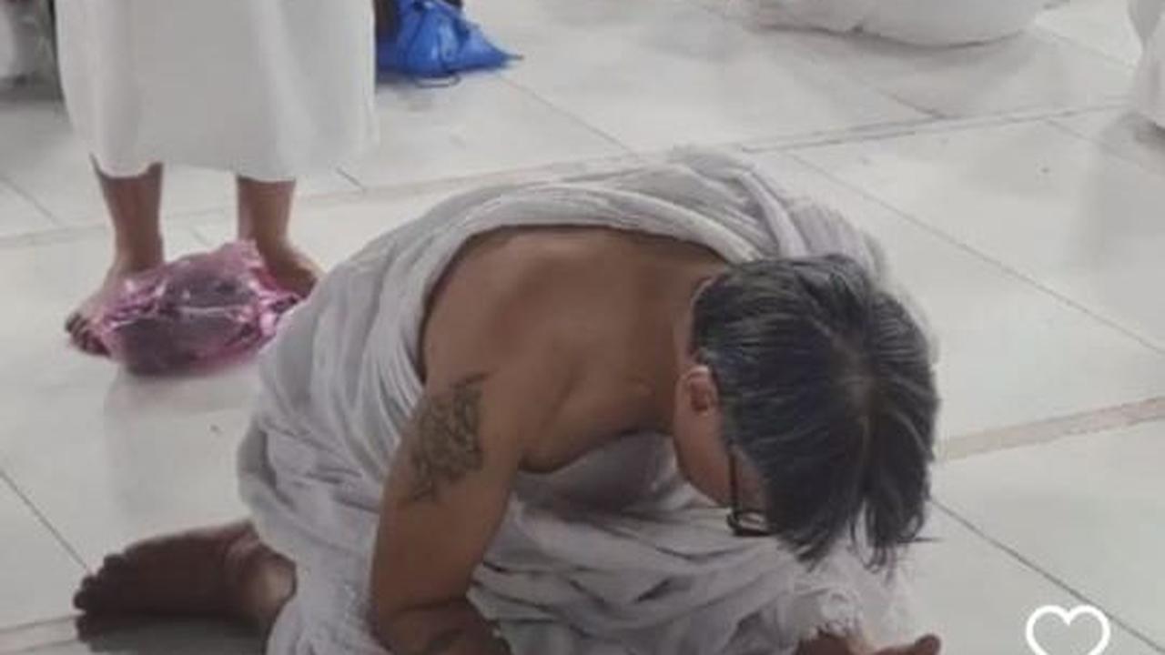 Momen Indah Personel Pas Band saat Umrah, Melihat Sahabat yang Mualaf Bersimpuh di Depan Kabah