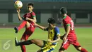 Pemain Timnas Indonesia U-19, Hanif Sagara (kiri) berebut bola dengan pemain Patriot Candrabhaga FC saat laga latih tanding di Stadion Patriot, Bekasi, Kamis (27/4). Timnas Indonesia U-19 unggul 2-0. (Liputan6.com/Helmi Fithriansyah)