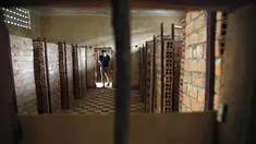 Seorang wisatawan memasuki ruang penjara Khmer Merah Tuol Sleng yang kini menjadi Museum Genosida di Phnom Penh, (5/8/2014). (REUTERS/Damir Sagolj)