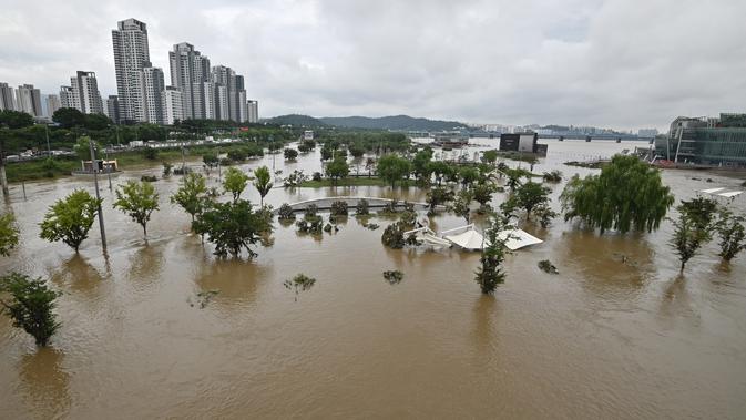 Sebuah taman di samping sungai Han terendam banjir menyusul hujan lebat di Seoul (11/8/2020). Musim hujan Korea Selatan, yang dimulai pada 24 Juni, menyamai rekor sebelumnya 49 hari yang ditetapkan pada 2013, kata Badan Meteorologi Korea. (AFP/Jung Yeon-je)