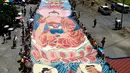 Umat Buddha Myanmar meyakini bahwa 'ritual sunning Buddha' untuk menyerap kekuatan dari matahari dan memperoleh perdamaian, harmoni, keberhasilan dan kesehatan, Selasa (13/05/2014) (AFP Photo/Manan Vatsyayana)