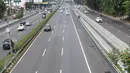 Kendaraan roda empat melintasi Jalan Tol Pancoran, Jakarta, Senin (12/9). Jalanan di Ibu Kota Jakarta tampak lengang pagi hingga menjelang siang karena warga sedang merayakan Idul Adha 1437 H. (Liputan6.com/Helmi Afandi)