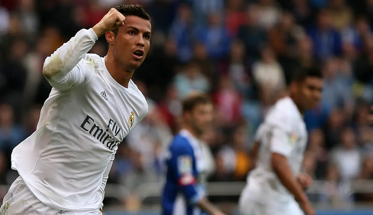 Penyerang Real Madrid, Cristiano Ronaldo, merayakan gol yang dicetaknya ke gawang Deportivo pada laga La Liga Spanyol. Madrid harus puas hanya menjadi runner-up Liga Spanyol. (AFP/Cesar Manso)