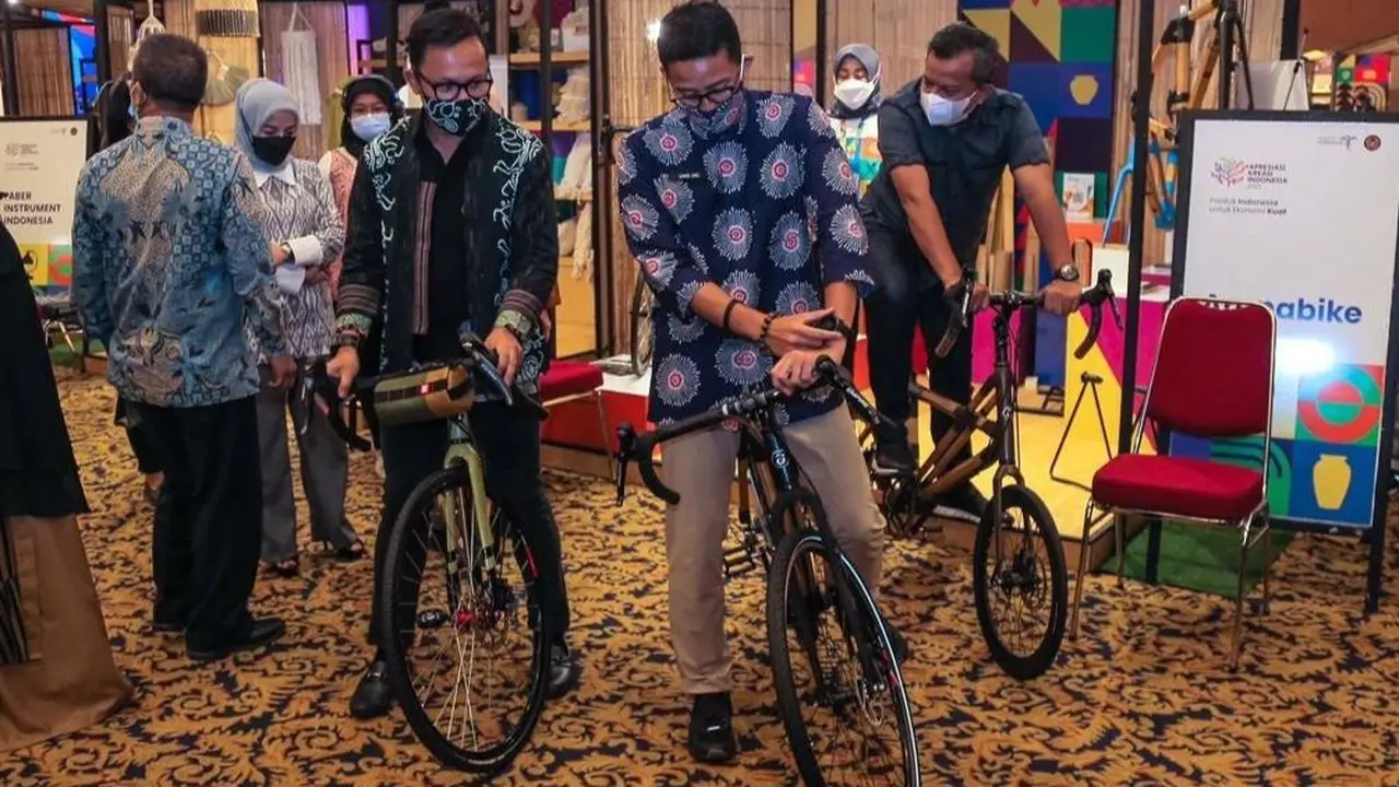 Menteri Pariwisata dan Ekonomi Kreatif (Menparekraf) Sandiaga Uno mengunjungi pameran di Apresiasi Kreasi Indonesia (AKI) 2021 di Gedung Puri Begawan, Kota Bogor, Minggu (17/10/2021).