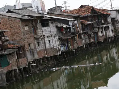 Pemukiman kumuh berjajar di kawasan Roxi, Jakarta, Jumat (30/12). Badan Pusat Statistik (BPS) DKI menyatakan angka kemiskinan DKI Jakarta pada Maret 2016 sebesar 3,75 persen atau 384.000 orang. (Liputan6.com/Immanuel Antonius)