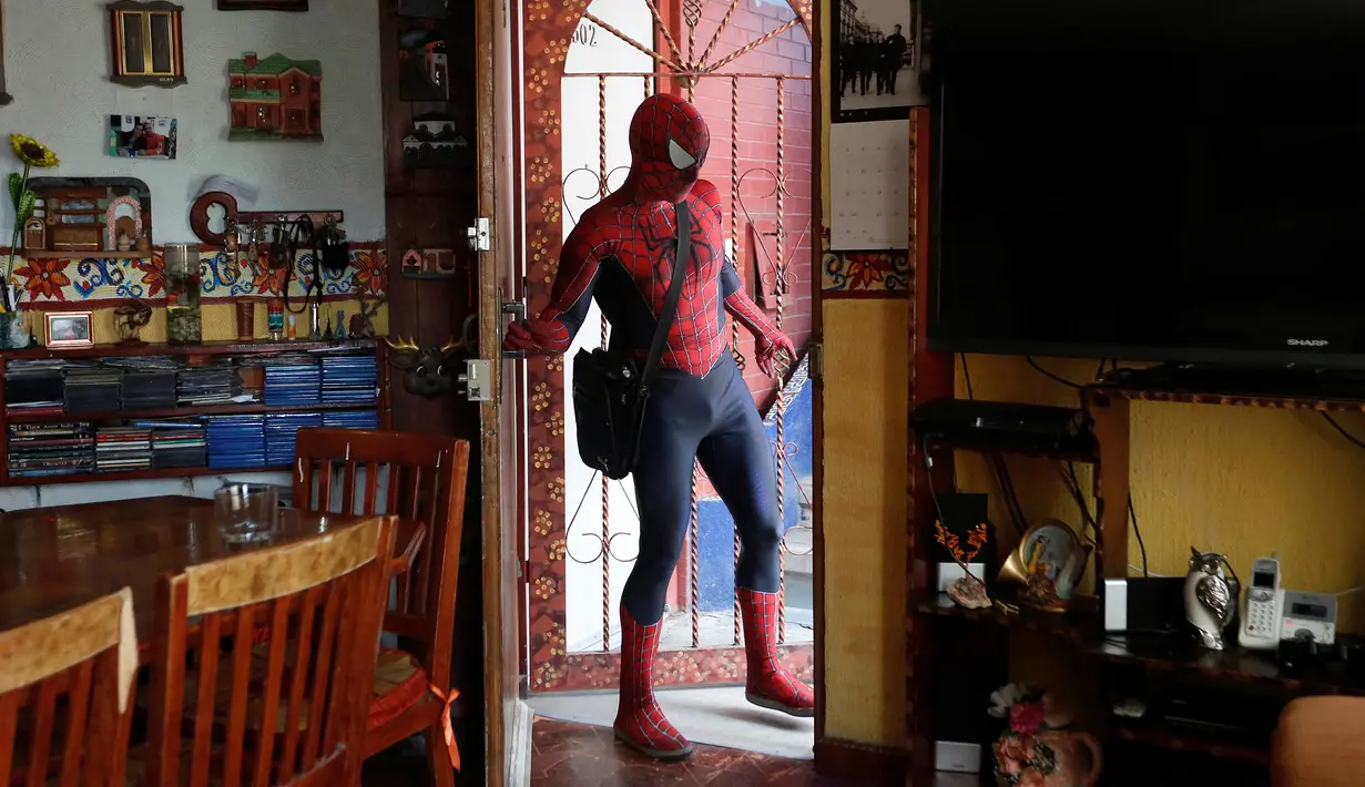 Moises Vazquez mengenakan kostum Spiderman kesayangannya menuju Universitas Otonomi Nasional Meksiko (UNAM) di Meksiko City, Meksiko, 27 Mei 2016. Moises Vazquez menjadi dosen ilmu komputer dan sains. (REUTERS/Edgard Garrido)