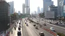 Kendaraan melintasi jalan protokol di Jakarta, Selasa (11/9). Libur tahun baru Islam yang dimanfaatkan warga Jakarta untuk berlibur menyebabkan kondisi lalu lintas Ibukota lebih lengang dibanding hari biasa. (Liputan6.com/Immanuel Antonius)