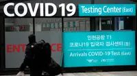 Seorang pelancong berjalan di luar pusat pengujian COVID-19 di Bandara Internasional Incheon, Incheon, Korea Selatan, Jumat (10/2/2023). Korea Selatan mengatakan akan menghapus pembatasan masuk yang diberlakukan pada pelancong jangka pendek dari China sejak awal tahun karena para pejabat melihat situasi COVID-19 di negara itu mulai stabil. (AP Photo/Lee Jin-man)