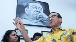 Menurut Akbar Tanjung, Musyawarah Nasional Luar Biasa (Munaslub) menjadi satu-satunya jalan agar Partai Golkar bisa mengikuti Pemilukada serentak 9 Desember, Jakarta, Senin (4/5/2015). (Liputan6.com/Helmi Afandi) 
