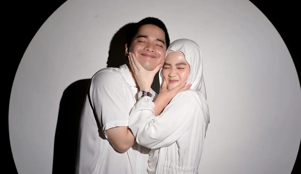 Berpose saling memegang pipi, mantan suami Larissa Chou dan mantan istri Zikri Daulay ini parasnya bak kembar. Jika pose seperti ini, Alvin dan Henny terlihat seperti belum dikaruniai anak. Doa untuk langgengnya rumah tangga pasangan ini ramai dibubuhkan oleh netizen. Bahkan ada beberapa artis yang turut serta memuji keharmonisan Alvin Faiz dan Henny Rahman, salah satunya Anandito Dwis. (Liputan6.com/IG/@hennyyrahman)