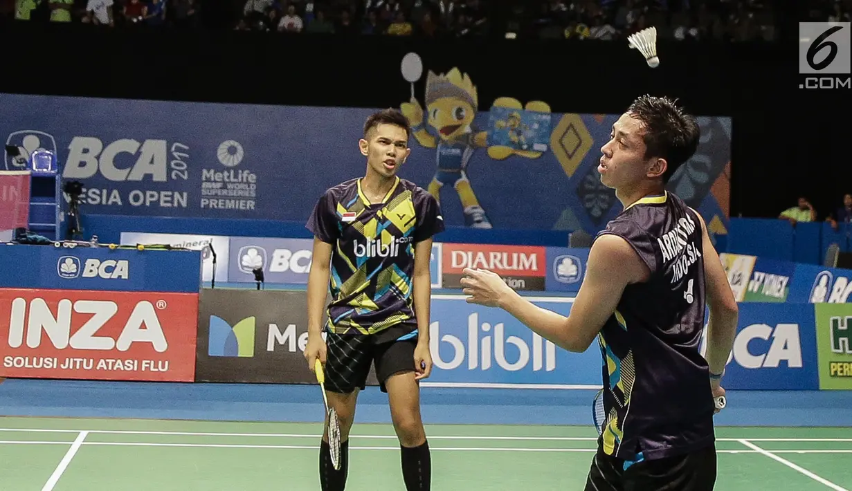 Ganda Putra Indonesia Fajar Alfian/Muhammad Rian Ardianto saat melawan Kittinupong Kedren/Dechapol Puavaranukroh di babak perempat final Indonesia Open 2017 di Jakarta, Jumat (16/6). Fajar/Rian menang 21-13, 18-21, 21-12. (Liputan6.com/Faizal Fanani)