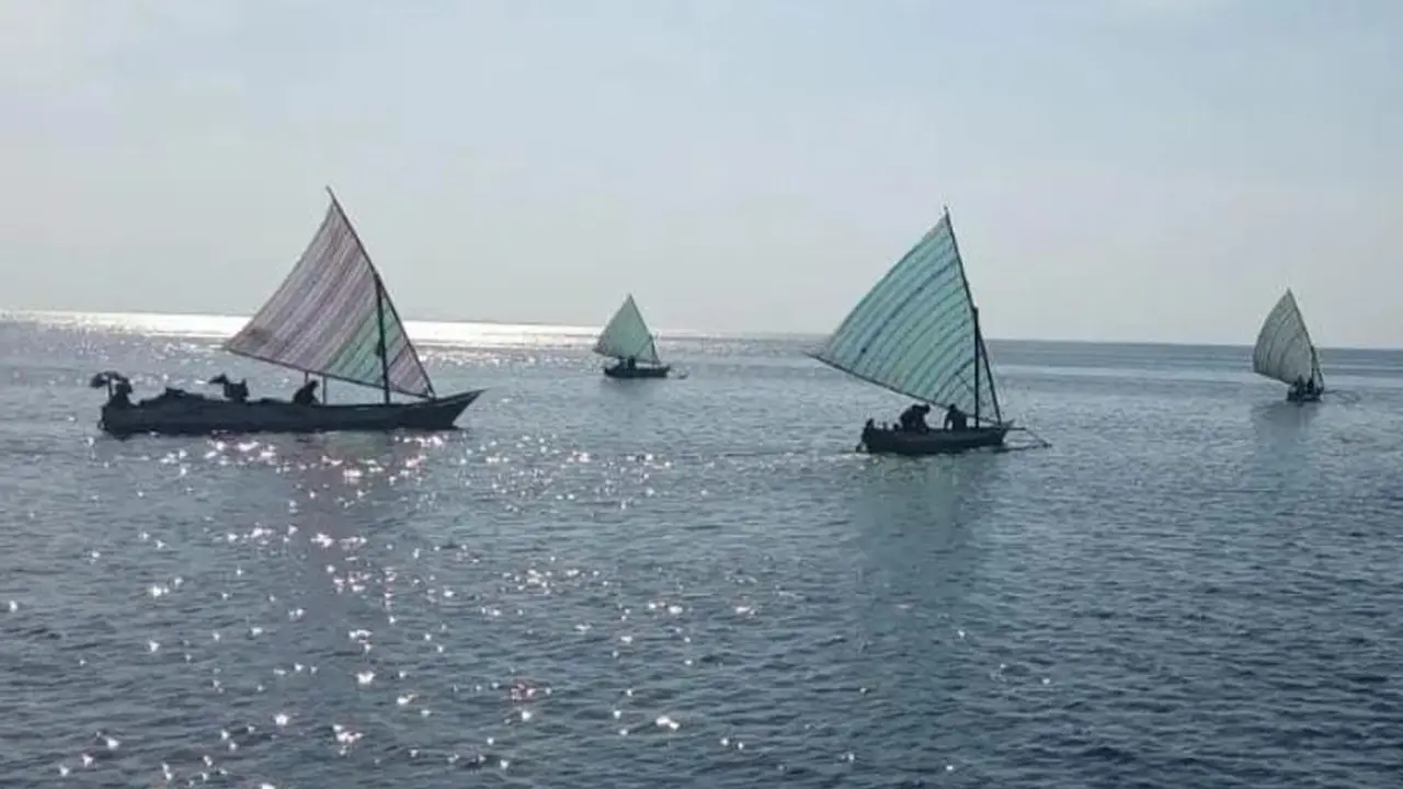 Empat perahu layar dalam ekspedisi perdana dari pelabuhan L.Say Maumere menuju Pulau Kojadoi. (Foto Dionisius Wilibardus)