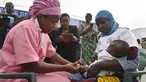 Petugas kesehatan memberikan vaksin malaria Oxford-Serum R21 kepada seorang anak di Abidjan, Pantai Gading, Senin (15/7/2024). (AP Photo/Diomande Ble Blonde)