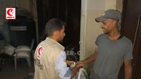 Relawan MER-C membagikan paket bantuan makanan kepada warga di Gaza. (MER-C)