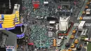 Sejumlah orang melakukan yoga bersama di kawasan Times Square, New York pada 'Summer Solstice' atau hari dengan siang terpanjang di musim panas, Rabu (21/6). Acara tersebut menandai Hari Yoga Internasional yang jatuh pada 21 Juni. (TIMOTHY A. CLARY/AFP)