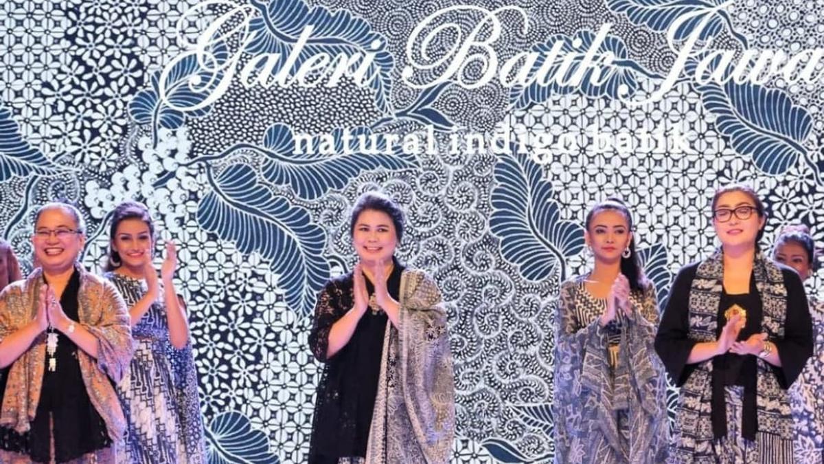 Harmoni Biru Alam, Cerita di Balik Galeri Batik Jawa Indigo