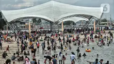 Wisatawan memadati Pantai Ancol saat mengisi libur Natal, Jakarta, Minggu (25/12/2022). Kepala Komunikasi PT Pembangunan Jaya Ancol Ariyadi Eko Nugroho mengungkapkan per hari ini jumlah wisatawan di Taman Impian Jaya Ancol tembus 40.000, angka tersebut meningkat dua kali lipat dibanding libur hari biasa maupun Natal tahun 2021. (merdeka.com/Iqbal S. Nugroho)