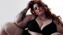 Tess Holliday berpose seksi memakai pakaian dalam serba hitam. Wanita 30 tahun ini merupakan super model dengan ukuran badan yang tak biasa daripada model umumnya. (Dailymail.co.uk)