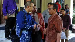 Direktur Hukum PSSI, Aristo Pangaribuan (kiri) berbincang dengan Tony Apriliani (Exco PSSI) di Pengadilan Tata Usaha Negara (PTUN) Jakarta, Senin (4/5/2015).  Berkas gugatan PSSI ditolak karena dianggap tidak lengkap. (Liputan6.com/Yoppy Renato)