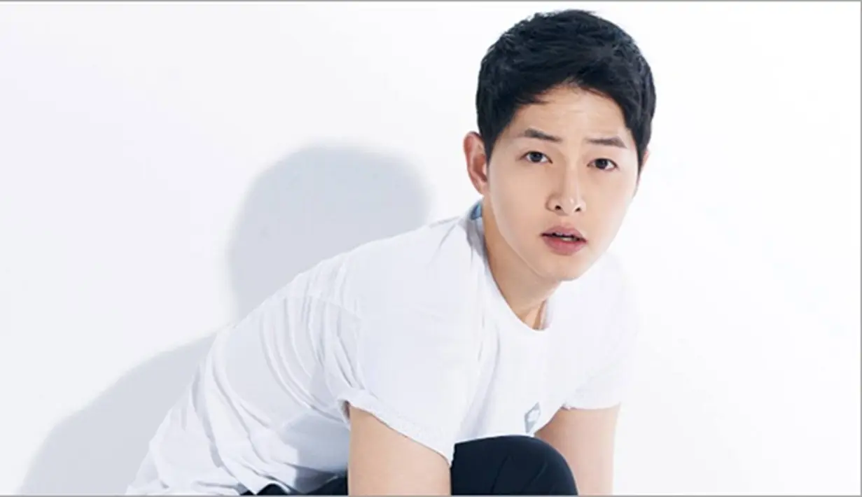Pesona ketampanan Soong Joong Ki pun berhasil membuat kaum hawa terpesona. Soong Joong Ki juga di anggap sebagai aktor yang paling bersinar dan dikagumi banyak orang karena wajahnya yang Charming. (Soompi/Bintang.com)