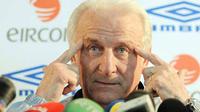 Gaya pelatih Republik Irlandia, Giovanni Trapattoni di sesi konferensi pers jelang laga kualifikasi PD 2010 lawan Italia di St Elia Stadium, Bari, 31 Maret 2009. AFP PHOTO / ALBERTO PIZZOLI 