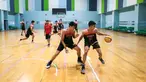Pemain Timnas Basket 3x3 Indonesia, Ikram Fadhil (kanan) berebut bola dengan Agus Salim saat melakukan pemusatan latihan menjelang SEA Games 2023 di GBK Arena, Senayan, Jakarta, Sabtu (08/03/2023). Skuad asuhan Fandi Andika Ramadhani melakukan dua tahap TC, yaitu 5-19 April dan 26 April-3 Mei sebelum menentukan empat pemain yang akan dibawa ke SEA Games 2023. (Bola.com/Bagaskara Lazuardi)