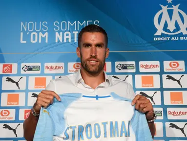 Gelandang baru Marseille, Kevin Strootman berpose dengan jersey klub barunya selama presentasi dirinya di Marseille, Prancis, (28/8). Pemain asal Belanda ini di beli Marseille dari AS Roma sebesar 25 juta euro. (AFP Photo/Christophe Simon)